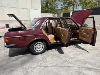 Usado Mercedes 230 136 CV (100 kW) 1984 Rojo Berlina