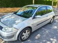 Usado Renault Mégane Dynamique 100 CV (73 kW) 2005 Gris / plata Berlina