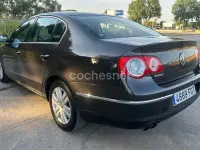 Usado VW Passat Highline 170 CV (125 kW) 2006 Gris / plata Berlina