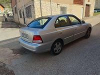 Usado Hyundai Accent GLS 102 CV (75 kW) 2002 Plateado Utilitario