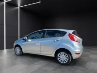 Usado Ford Fiesta Trend 82 CV (60 kW) 2013 Gris / plata Berlina
