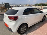 Usado Kia Rio Plus 90 CV (66 kW) 2017 Blanco Berlina