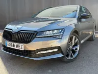 Usado Skoda Superb SportLine 150 CV (110 kW) 2022 Gris Berlina