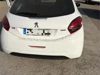 Usado Peugeot 208 Allure 120 CV (88 kW) 2015 Blanco Utilitario