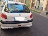 Usado Peugeot 206 70 CV (51 kW) 2005 Blanco Berlina