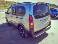 Usado Peugeot Rifter Allure 130 CV (95 kW) 2025 Gris / plata Monovolumen