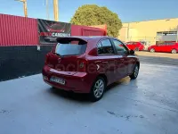 Usado Nissan Micra Tekna 80 CV (58 kW) 2015 Granate Utilitario
