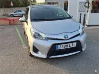 Usado Toyota Yaris Hybrid Active 100 CV (73 kW) 2012 Gris / plata Berlina