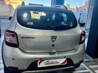 Usado Dacia Sandero Stepway 90 CV (66 kW) 2015 Gris / plata Berlina