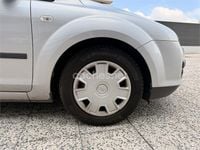 Usado Ford Focus Trend 90 CV (66 kW) 2006 Gris / plata Berlina