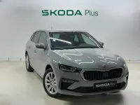 Usado Skoda Scala Selection 115 CV (84 kW) 2025 Gris Utilitario