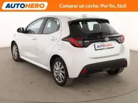 Usado Toyota Yaris Hybrid Active 116 CV (85 kW) 2022 Blanco Berlina