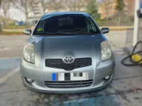 Usado Toyota Yaris 90 CV (66 kW) 2006 Gris Utilitario
