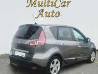 Usado Renault Scénic Dynamique 130 CV (95 kW) 2010 Gris / plata Monovolumen