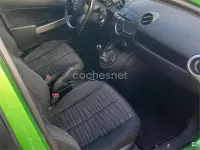 Usado Mazda 2 Active 68 CV (50 kW) 2008 Verde Utilitario