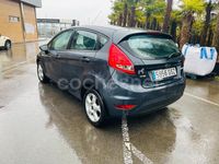 Usado Ford Fiesta Trend 68 CV (50 kW) 2010 Gris / plata Berlina