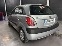 Usado Kia Rio 110 CV (80 kW) 2007 Gris / plata Berlina