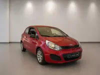 Usado Kia Rio 85 CV (62 kW) 2012 Rojo Berlina