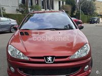 Usado Peugeot 206 70 CV (51 kW) 2005 Granate Familiar