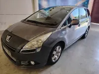 Usado Peugeot 5008 Active 115 CV (84 kW) 2014 Gris / plata Monovolumen