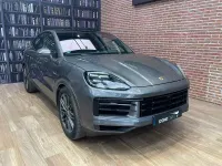Usado Porsche Cayenne 470 CV (345 kW) 2025 Gris / plata SUV