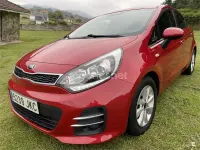 Usado Kia Rio 75 CV (55 kW) 2015 Rojo Berlina