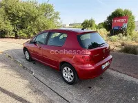 Usado Peugeot 307 110 CV (80 kW) 2002 Rojo Berlina