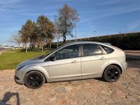 Usado Ford Focus Trend 109 CV (80 kW) 2010 Gris / plata Berlina