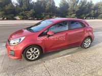 Usado Kia Rio 84 CV (61 kW) 2015 Rojo Berlina