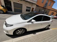 Usado Toyota Auris 124 CV (91 kW) 2014 Blanco Berlina