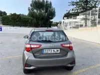 Usado Toyota Yaris Active 111 CV (81 kW) 2017 Gris / plata Berlina