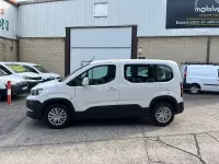 Usado Citroën Berlingo Feel 100 CV (73 kW) 2022 Blanco Monovolumen