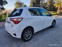 Usado Toyota Yaris Hybrid Active 100 CV (73 kW) 2020 Blanco Berlina