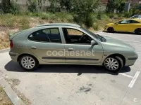 Usado Renault Mégane Authentique 110 CV (80 kW) 2001 Gris / plata Berlina