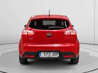 Usado Kia Rio 85 CV (62 kW) 2015 Rojo Utilitario