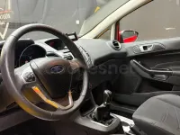 Usado Ford Fiesta Trend 100 CV (73 kW) 2013 Rojo Berlina