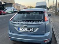 Usado Ford Focus Trend 109 CV (80 kW) 2008 Gris / plata Berlina