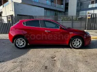 Usado Alfa Romeo Giulietta Super 120 CV (88 kW) 2016 Rojo Utilitario