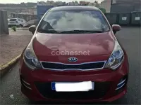 Usado Kia Rio 84 CV (61 kW) 2014 Granate Berlina