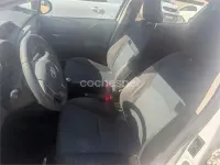 Usado Toyota Yaris Active 69 CV (50 kW) 2012 Blanco Utilitario
