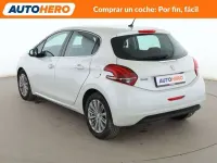 Usado Peugeot 208 Allure 99 CV (72 kW) 2016 Blanco Utilitario