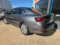 Usado Skoda Octavia Selection 150 CV (110 kW) 2024 Gris / plata Berlina