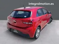 Usado Kia Rio 101 CV (74 kW) 2022 Rojo Berlina