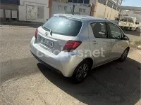 Usado Toyota Yaris Active 90 CV (66 kW) 2014 Gris / plata Utilitario