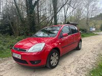Usado Ford Fiesta 68 CV (50 kW) 2005 Rojo Utilitario