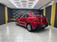 Usado Kia Rio 84 CV (61 kW) 2022 Rojo Berlina
