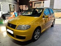 Usado Fiat Punto 95 CV (69 kW) 2004 Amarillo Berlina
