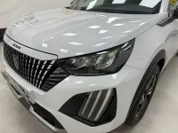 Usado Peugeot 2008 Allure 100 CV (73 kW) 2023 Gris / plata SUV