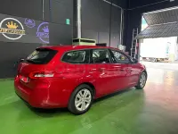 Usado Peugeot 308 SW Active 130 CV (95 kW) 2021 Granate Familiar