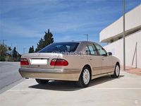 Usado Mercedes E220 Elegance 143 CV (105 kW) 2002 Beige Berlina